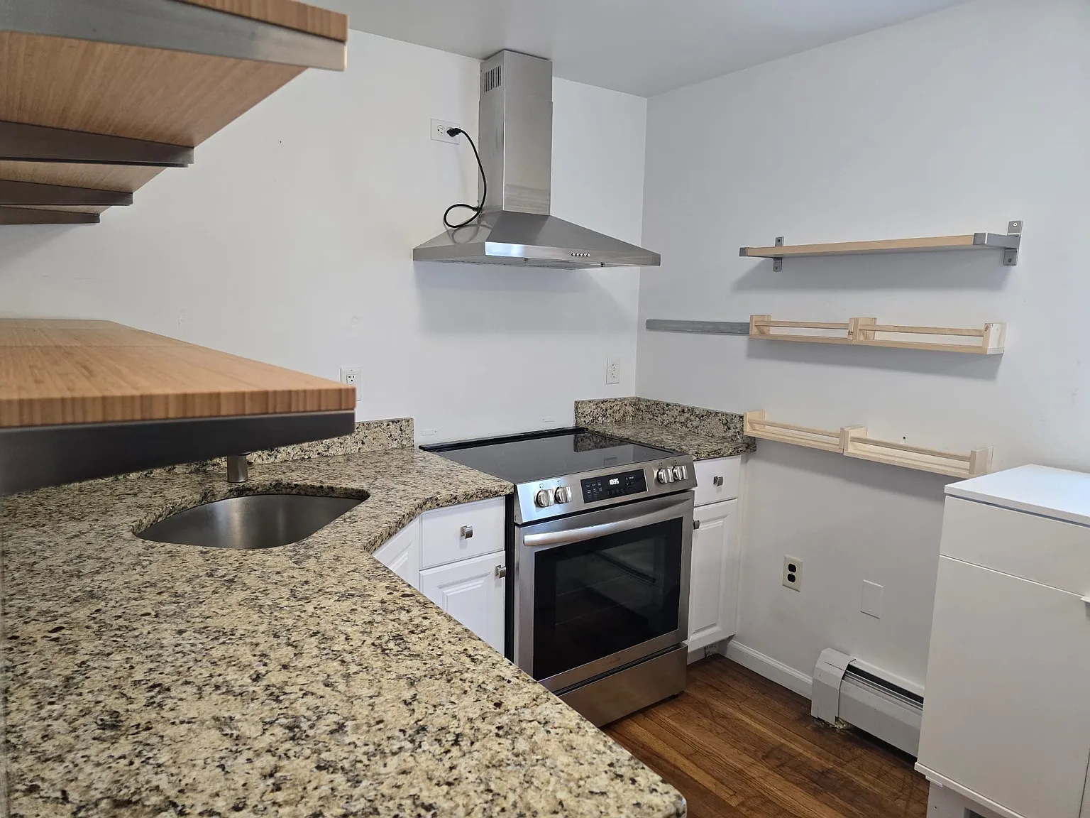 2 bed, 905 sqft, $3,000 — Photo 2