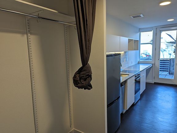3rd image of 1202 E Thomas St #1-103