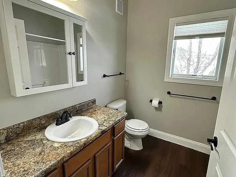 1111 Anamosa St #3 — Photo 8