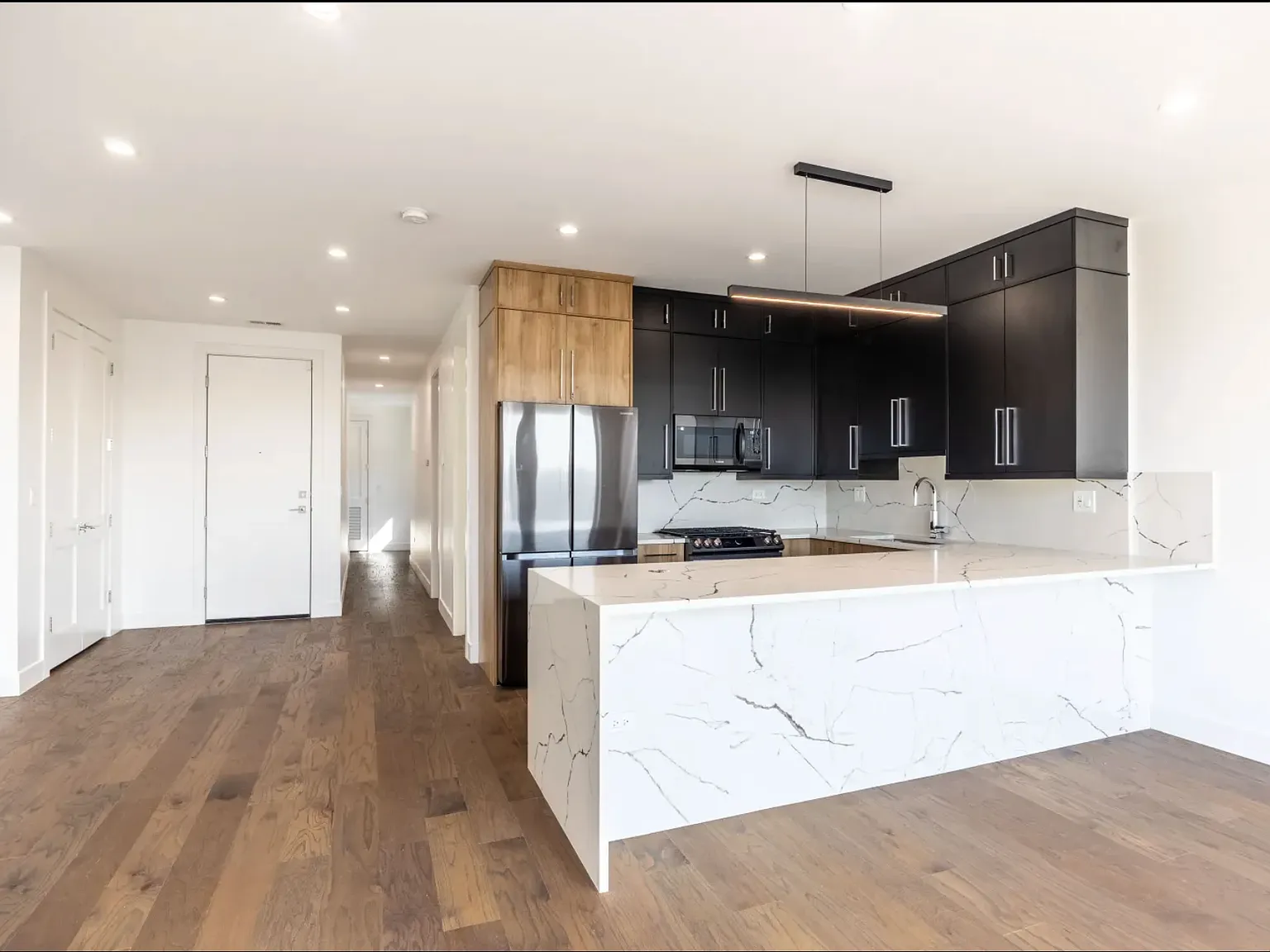 3 bed, 1900 sqft, $3,995 — Photo 3