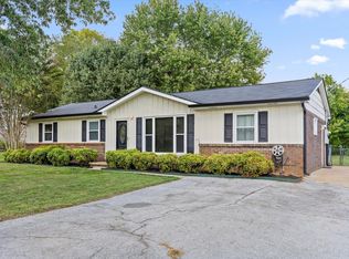 1389 Meadowood Dr, Hixson, TN 37343