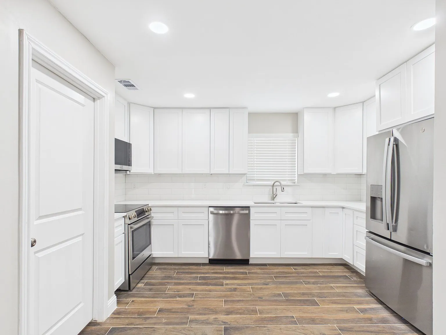 3 bed, 2.5 bath, 1980 sqft, $2,200 — Photo 3