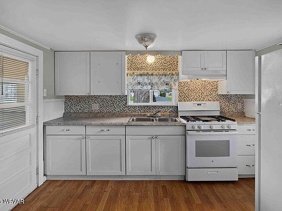 4th image of 2321 Fox St