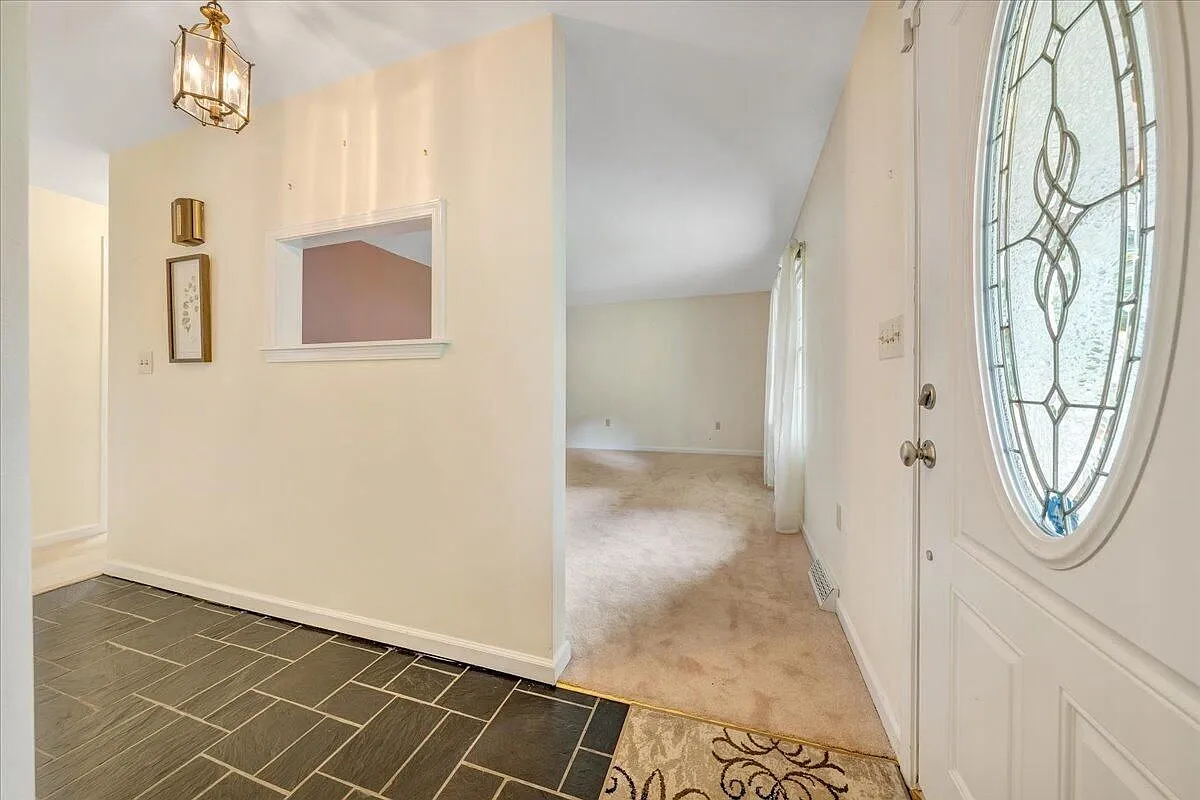3 bed, 4110 sqft, $2,700 — Photo 3
