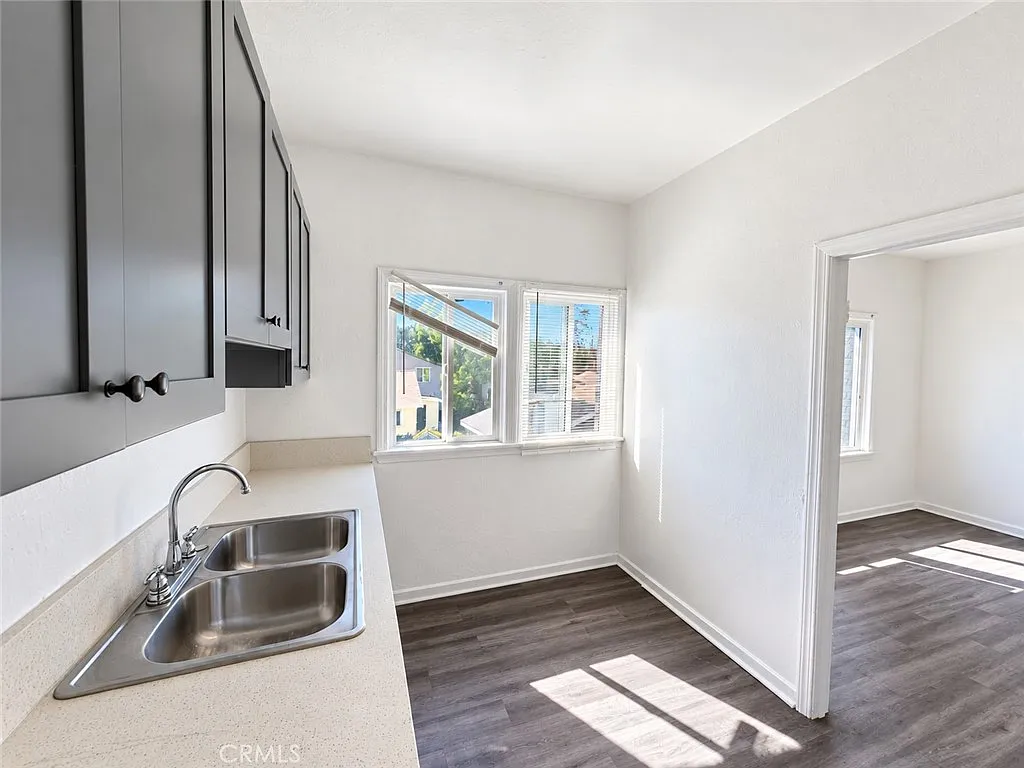 Studio, 450 sqft, $1,595 — Photo 3