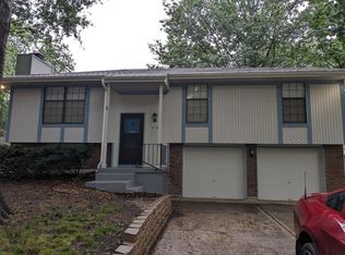 216 SE Circleview Dr, Lees Summit, MO 64063