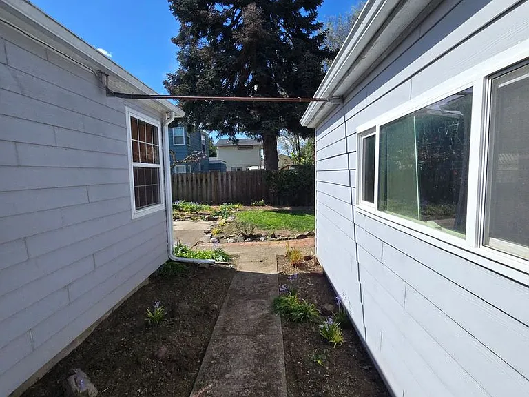 1019 NW Buchanan Ave — Photo 18