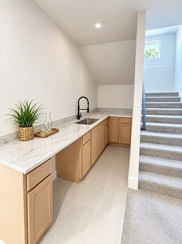 5 bed, 5900 sqft, $7,800 — Photo 2