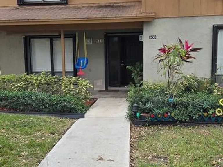810 Sandtree Dr — Photo 8