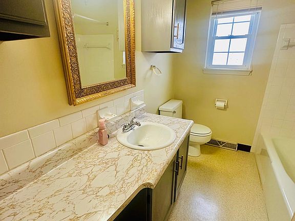 4th image of 75 Mayflower Dr APT 1