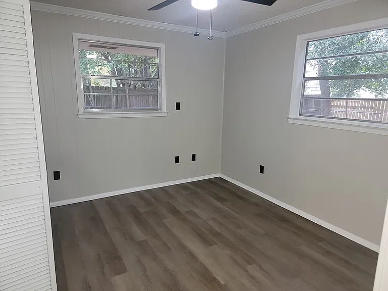 2610 Demaret Dr — Photo 13