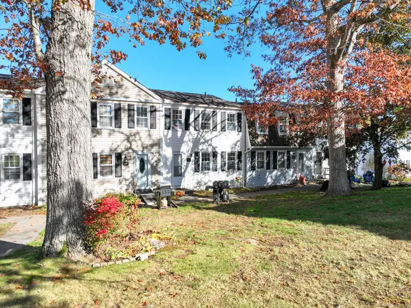 4 Lakeside Drive #L, Ledyard, CT 06339