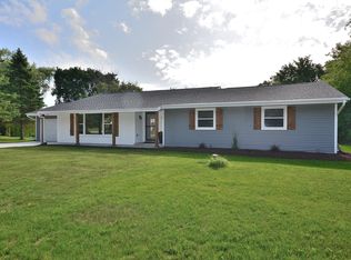 740 Maple Ridge Ln, Brookfield, WI 53045