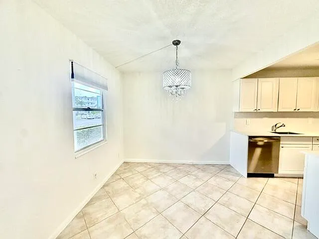 1047 Exeter Dr #C — Photo 6
