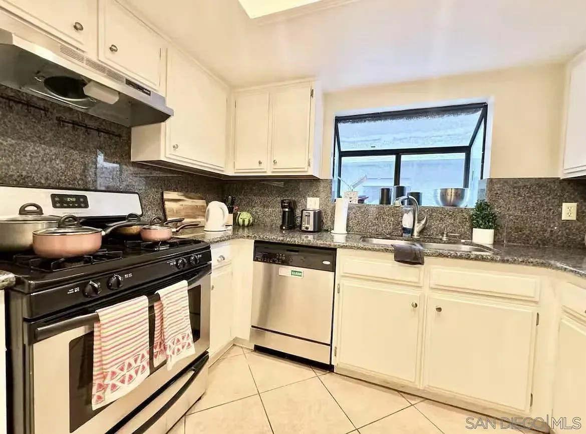 4 bed, 3.0 bath, 1572 sqft, $4,000 — Photo 2
