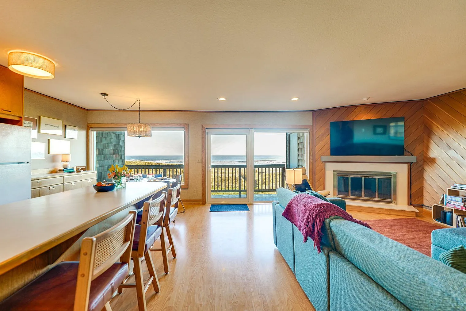 2 bed, 2.0 bath, 1076 sqft, $2,983 — Photo 2