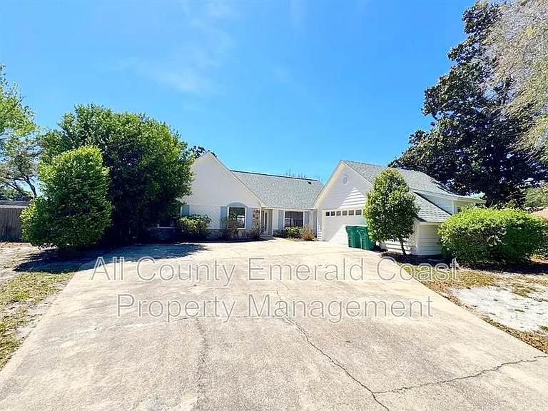 710 Swan Ln — Photo 2