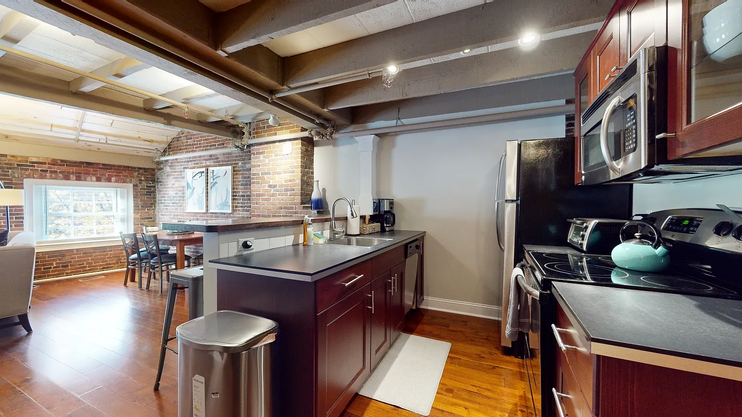2 bed, 1000 sqft, $9,150 — Photo 2
