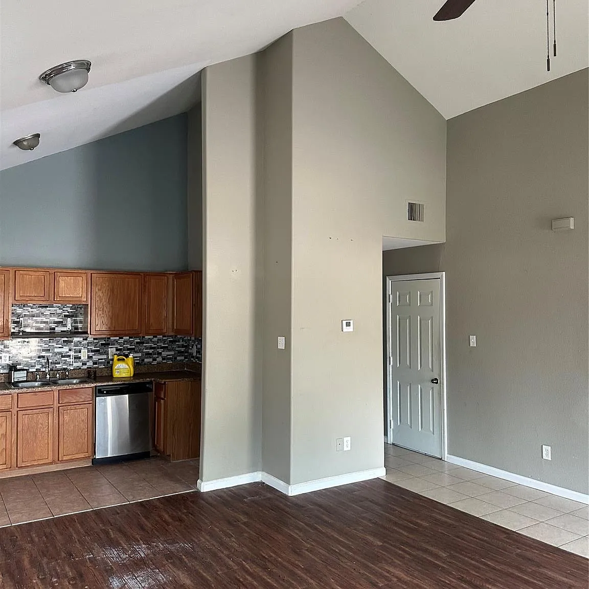 3 bed, 2.0 bath, 1230 sqft, $1,600 — Photo 2
