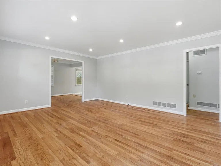 1111 N Valley Dr — Photo 16