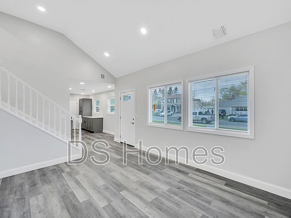 5th image of 615 Macdonald Ave