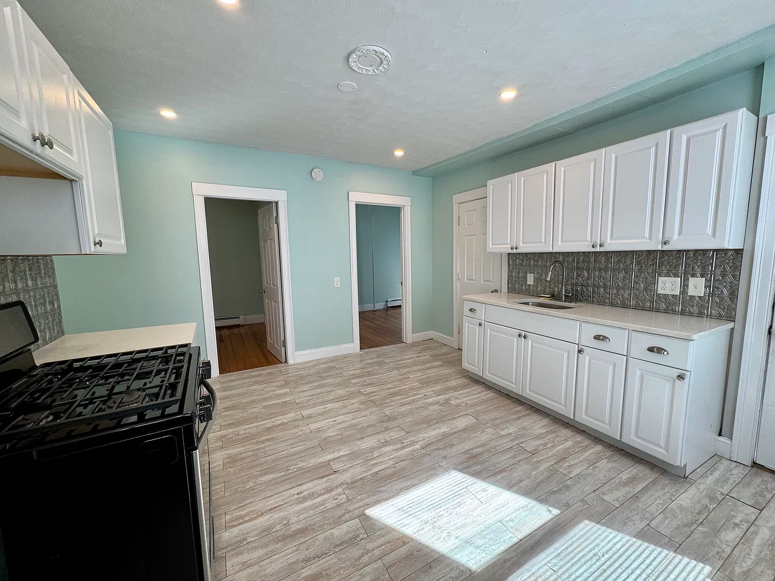 2 bed, 884 sqft, $1,700 — Photo 2