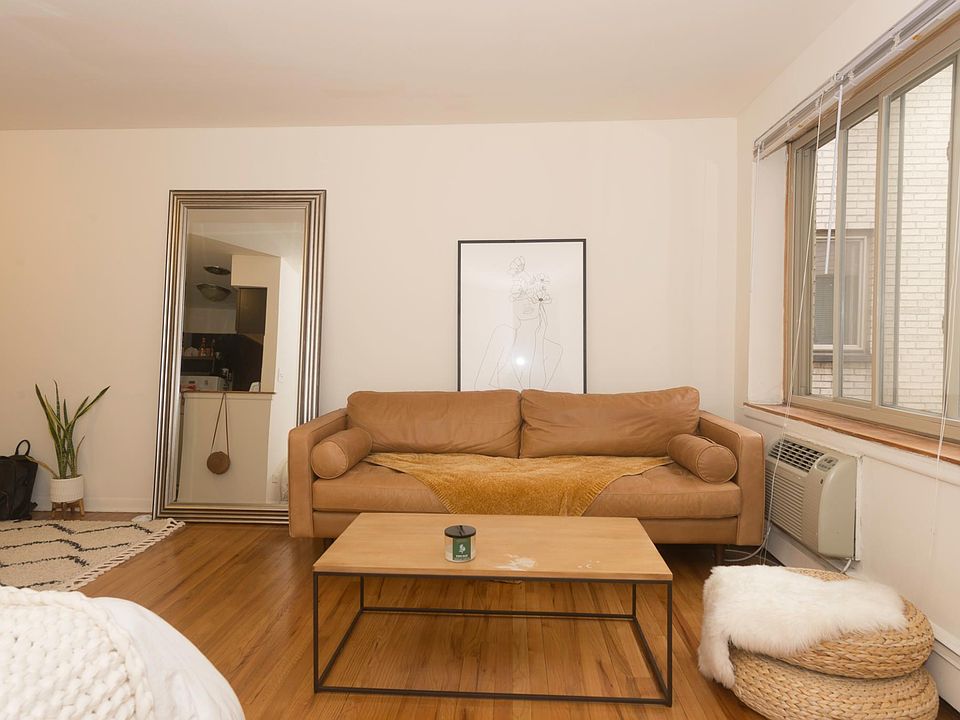 1st image of 520 W Oakdale Ave #433