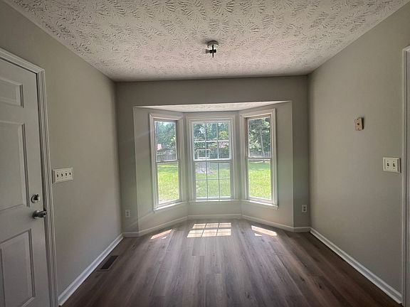 4th image of 208 Cobblestone Ct