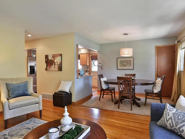 556 E Beechwold Blvd — Photo 7