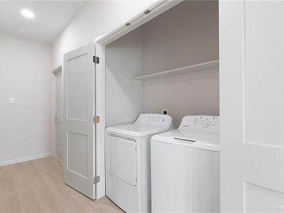 3rd image of 810 N Clarence Ave #4