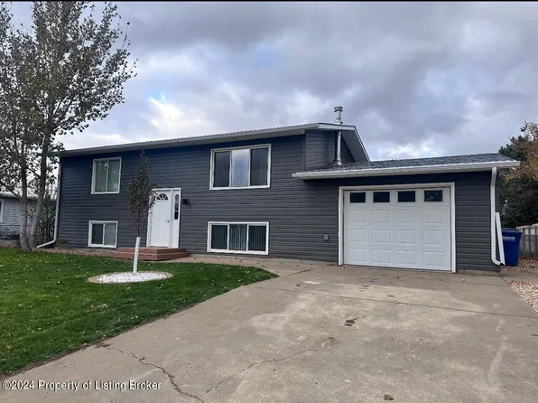 713 2nd Ave SE, Dickinson, ND 58601