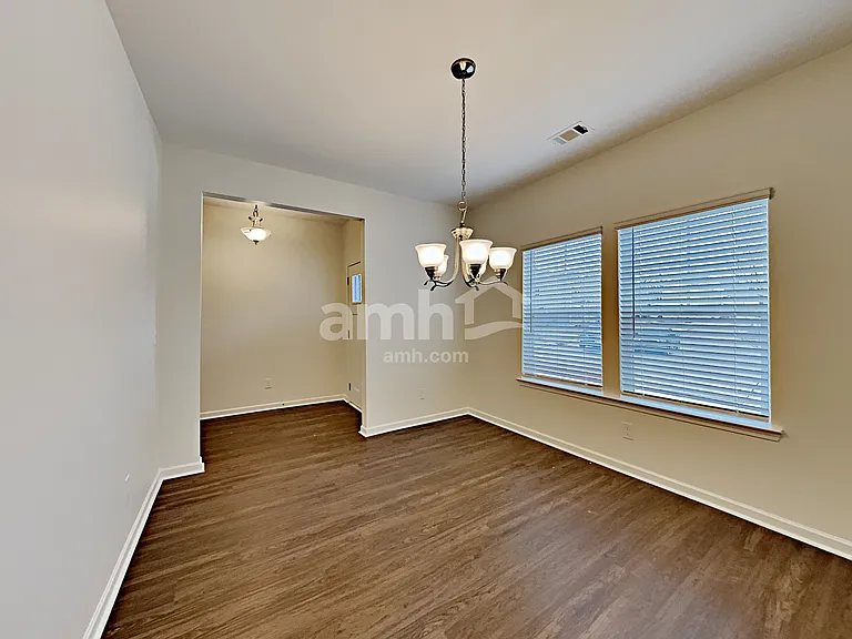 180 Landsdown Xing — Photo 4