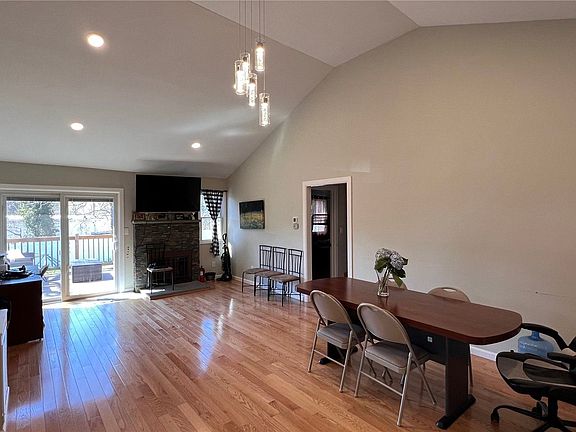 4th image of 6 Brooks Ave
