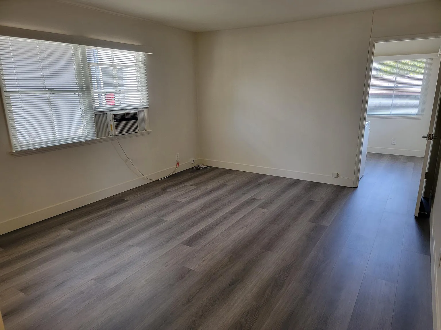 Studio, 550 sqft, $1,975 — Photo 4