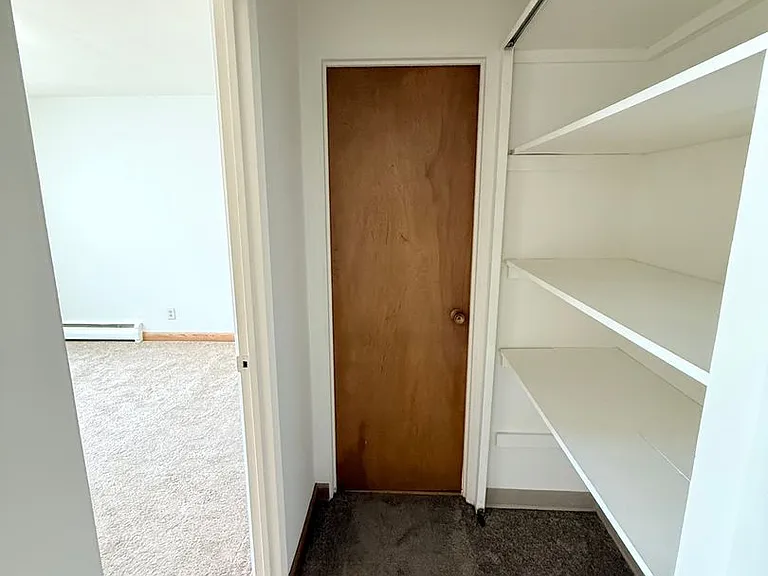 MAY RENT FREE - Sign on this Studio today! — Photo 19
