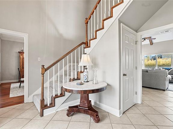 3rd image of 118 Century Oak Ln