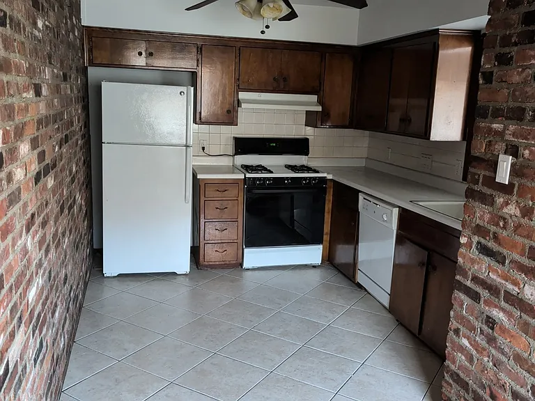 210 E 40th St #17 — Photo 10