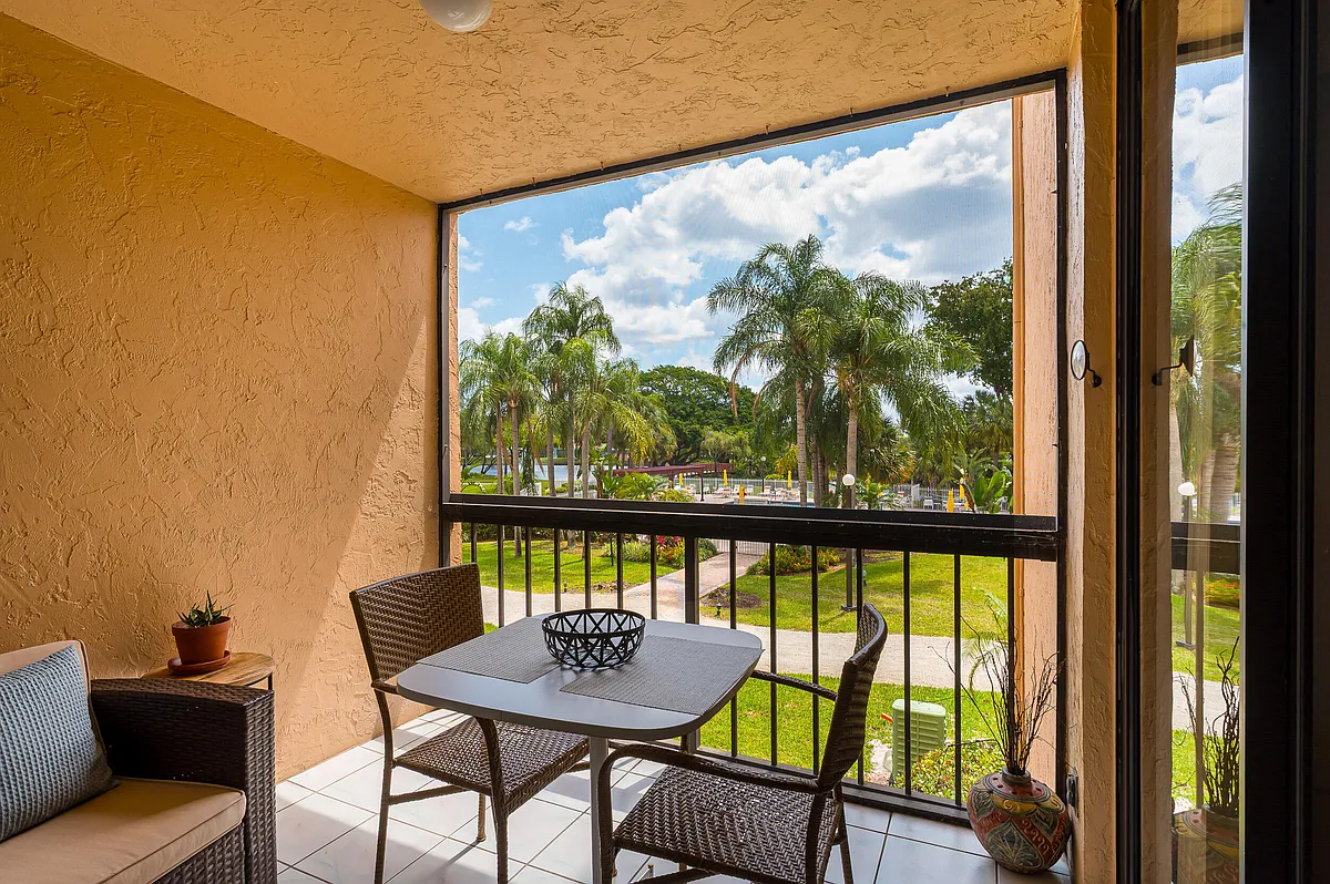 Building Photo - 2255 Lindell Blvd #4207