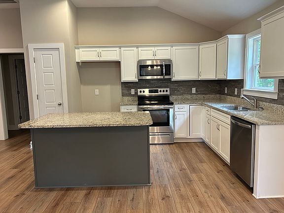 4th image of 110 Sanders Dr