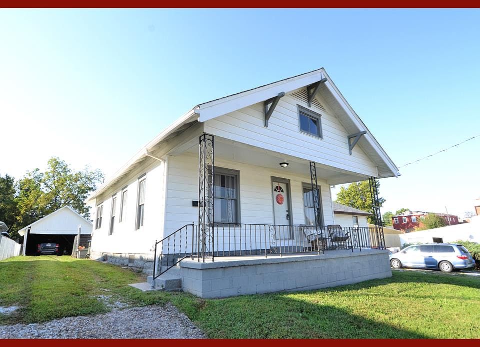 1st image of 204 E Hickory St