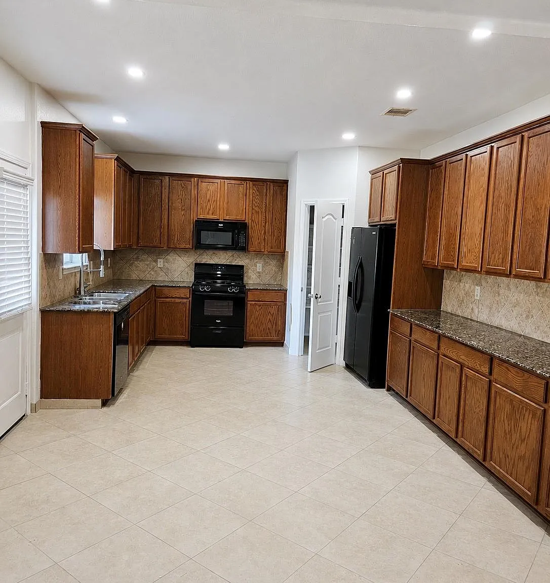 4 bed, 4.0 bath, 3488 sqft, $2,650 — Photo 4