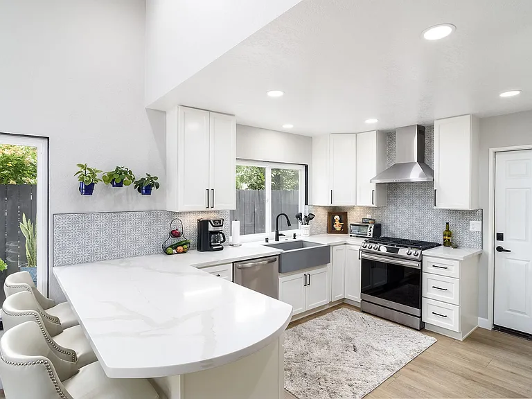 2618 Jacaranda Ave — Photo 5