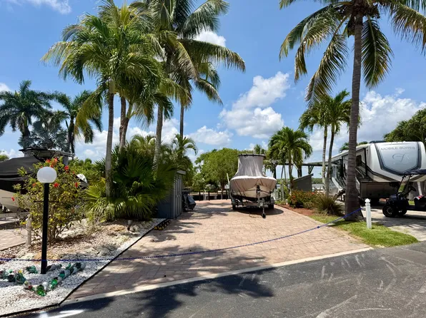 150 Smallwood Dr #165, Chokoloskee, FL 34138