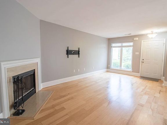 3rd image of 207 Colettes Ct