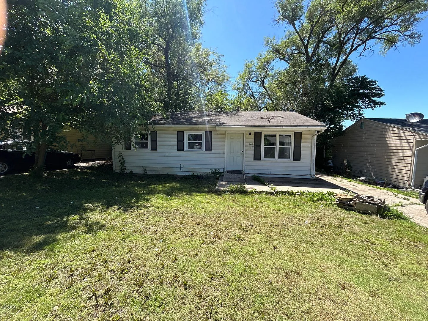 3 bed 1 Bath Huge backyard — Photo 1