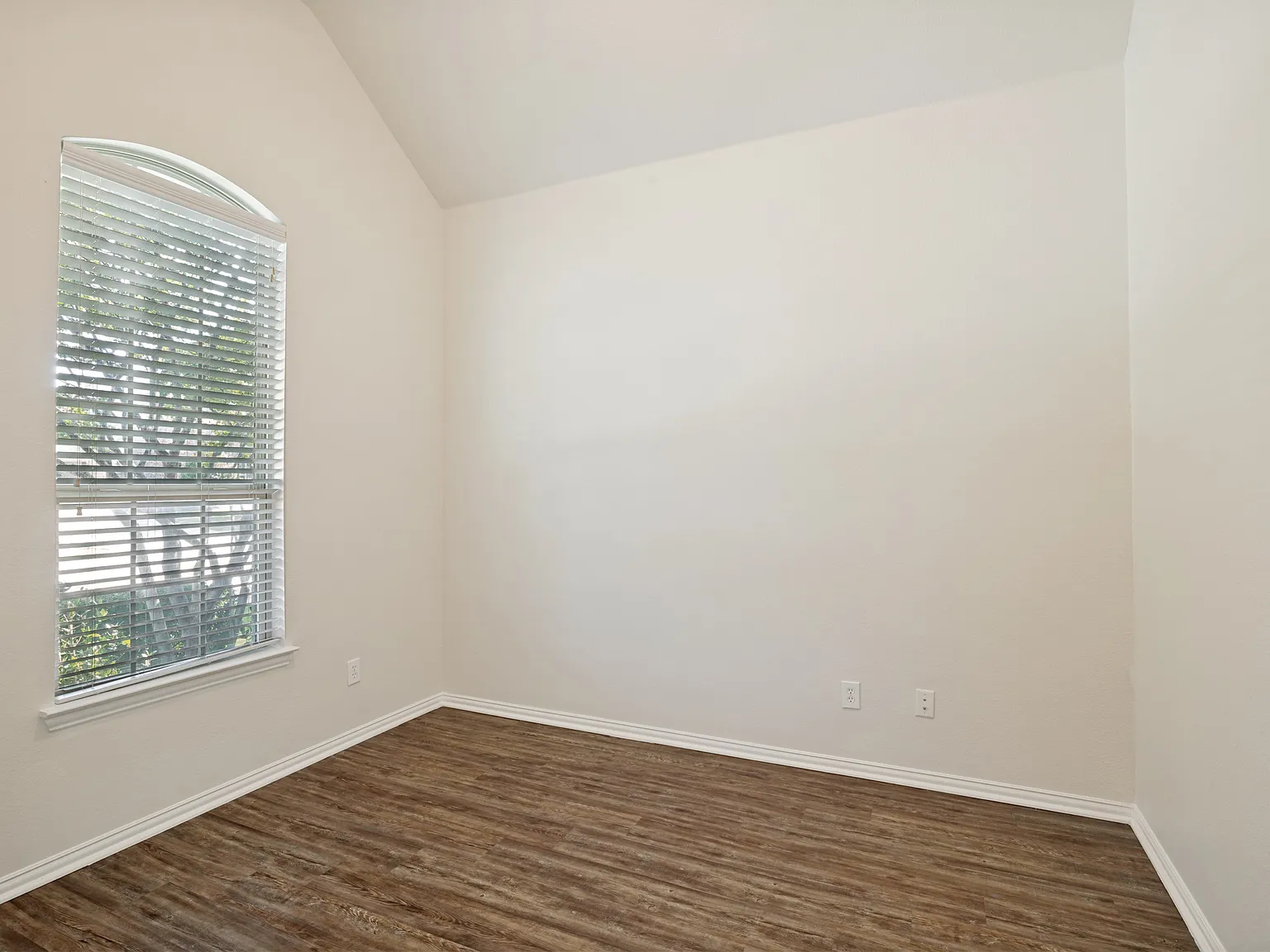 3 bed, 2.5 bath, 2076 sqft, $2,600 — Photo 2