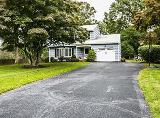 5 Hadlar Dr, Lebanon, NJ 08833