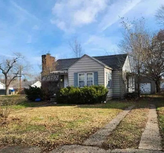420 Bowman Ave photo 1