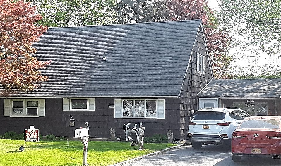 Best neighborhood in all of Glen Head. Use of all Glen Cove amenities as mailing address is covered by the Glen Cove post office. Town of Oyster Bay and amenities of the city of Glen Cove.