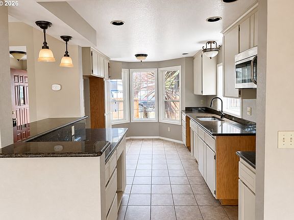 5th image of 846 Sanford St